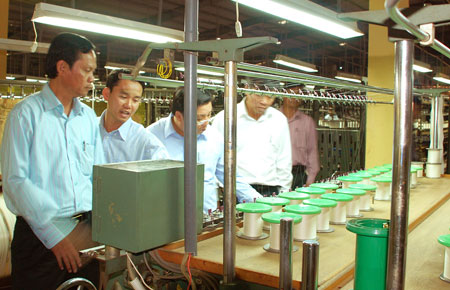 Đồng chí Huỳnh Phong Tranh-UVTƯ Đảng, Bí thư Tỉnh uỷ (Bìa trái) thăm Nhà máy dệt Kimono, Khu Công nghiệp Lộc Sơn, Tp. Bảo Lộc. Ảnh: NGỌC MINH