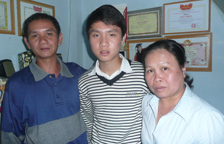 Nguyễn Phú Chân cùng cha mẹ