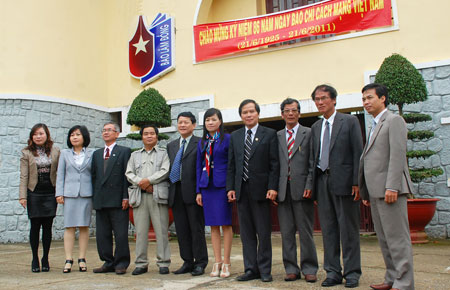Đồng chí Nguyễn Xuân Tiến - UVTƯ Đảng, Phó Bí thư Thường trực Tỉnh ủy (thứ 4 từ phải qua) đến thăm Báo Lâm Đồng nhân dịp kỷ niệm Ngày Báo Chí cách mạng việt Nam 21/6/2011
