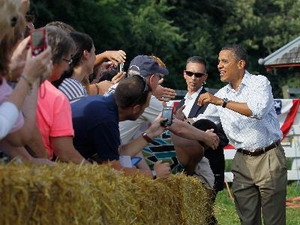 Tổng thống Obama gặp gỡ người dân tại Decorah, Iowa. (Nguồn: AFP/TTXVN)