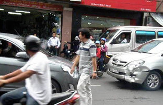 Chiếc xe 49A (bên trái) đang lùi lại trước mũi xe 52 P, anh Điền (người mặc áo pul) đã  lao ra kịp thời cùng can thiệp ''hung thần'')