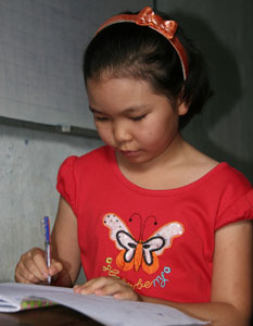Cháu Phạm Thanh Ngọc đang giải bài tập Toán lớp 12