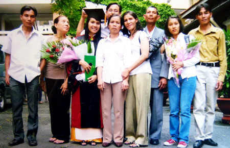 Gia đình bà Tâm Xuân trong ngày bác sĩ Bích Trâm tốt nghiệp (bà  Xuân thứ 4 từ phải sang).