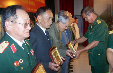 Đại tá Trương Văn Dũng - Ủy viên Thường vụ Tỉnh ủy, Chỉ huy trưởng Bộ CHQS tỉnh tặng quà các đồng chí nguyên là thủ trưởng Bộ CHQS tỉnh.