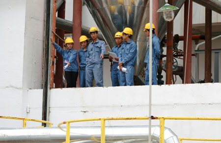 Những kỹ sư trẻ người Việt Nam đang tập sự để chuẩn bị tiếp quản Nhà máy