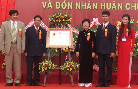 Trung tâm Lưu trữ quốc gia IV vinh dự đón nhận Huân chương lao động hạng Ba.