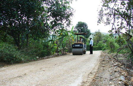 Nhiều tuyến đường liên thôn, liên xóm ở khu phố 6, thị trấn Madagui được người dân hiến đất, tự làm cứng mặt đường và giám sát thi công nên chất lượng rất tốt.