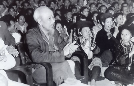 Chủ tịch Hồ Chí Minh gặp gỡ đồng bào tỉnh Hà Giang năm 1961.  Ảnh: TL