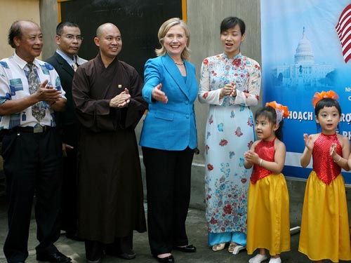 Ngoại trưởng Mỹ Hillary Clinton được các em thiếu nhi chào đón khi đến thăm chùa Ngọc Lâm (Hà Nội) tháng 7-2010