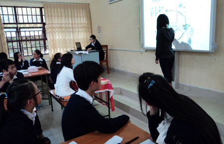 Tiết học sinh học có ứng dụng công nghệ thông tin tại trường THCS Phan Chu Trinh