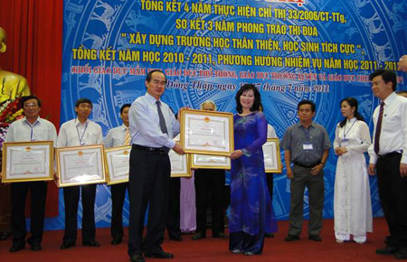 Phó Thủ tướng Nguyễn Thiện Nhân trao Bằng khen của Thủ tướng Chính phủ cho ngành GD Lâm Đồng đạt thành tích xuất sắc thực hiện chống tiêu cực và khắc phục bệnh thành tích trong GD.