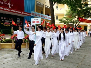Lễ đón các em học sinh lớp 10 vào năm học mới 2011-2012 ở trường Trung học phổ thông Nguyễn Gia Thiều, quận Long Biên, Hà Nội. (Ảnh: Quý Trung/TTXVN)