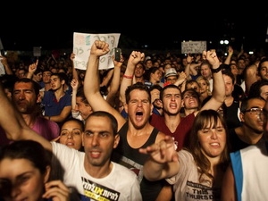 Biểu tình tại Tel Aviv (Ảnh: Reuters)