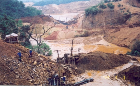 Chính phủ tạm dừng cấp phép khai thác khoáng sản