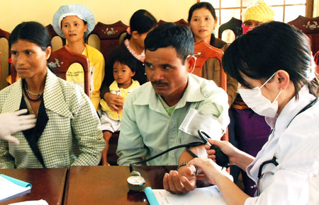 Khám chữa bệnh miễn phí cho dân tộc thiểu số xã Rô Men, Đam Rông
