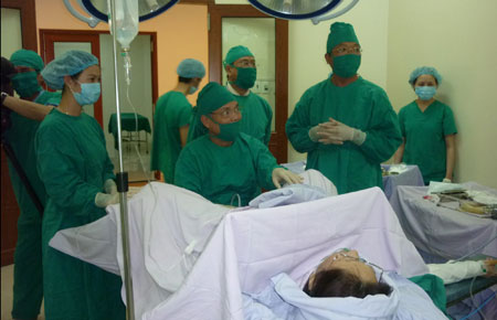 Các bác sĩ đang tiến hành phẫu thuật bệnh són tiểu cho chi Nguyễn Thị Phương D