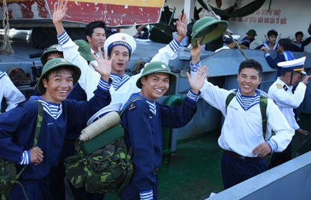 Các tân binh vẫy chào người thân, bạn bè, đồng đội để lên đường ra Trường Sa nhận nhiệm vụ. Ảnh Phương Hoa (TTXVN)