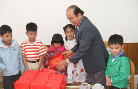 Ông Trương Ngọc Lý - Giám đốc Sở LĐ-TB & XH tặng quà Trung thu cho Làng trẻ em SOS