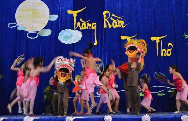 Múa hát đêm hội trăng rằm tại khu phố ấp Hà Đông Thành phố Đà Lạt.