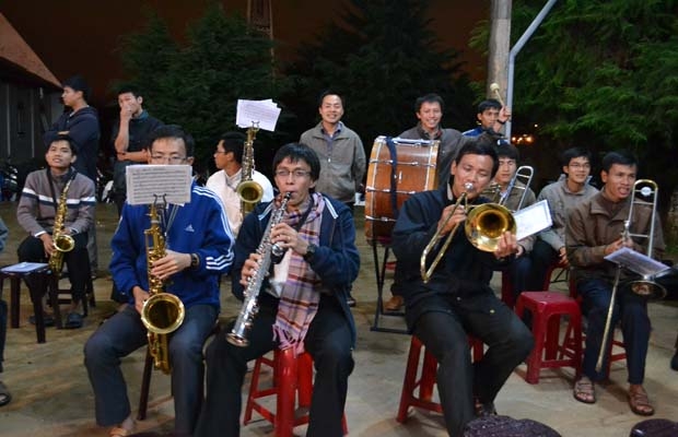 Các bậc phụ huynh nhiệt tình hỗ trợ âm nhạc trong đêm hội tổ chức tại khu phố Hà Đồng.
