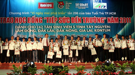 Ông Trương Văn Thu Phó - chủ tịch UBND tỉnh Lâm Đồng và đại diện báo Tuổi trẻ trao quà cho các tân sinh viên