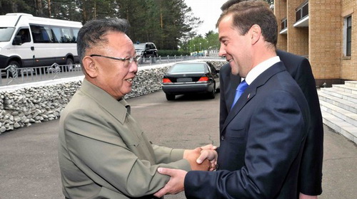 Nhà lãnh đạo CHDCND Triều Tiên Kim Jong Il (trái) và Tổng thống Nga Dmitry Medvedev có cuộc hội đàm hồi tháng 8 ở thành phố Buryatia, Siberia - Ảnh: Reuters