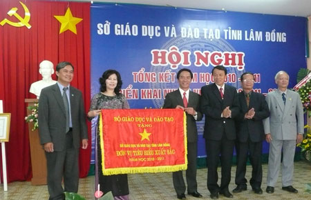 Phó Chủ tịch UBND tỉnh Lâm Đồng Trương Văn Thu trao bằng khen của Thủ tướng Chính phủ cho ngành GD Lâm Đồng