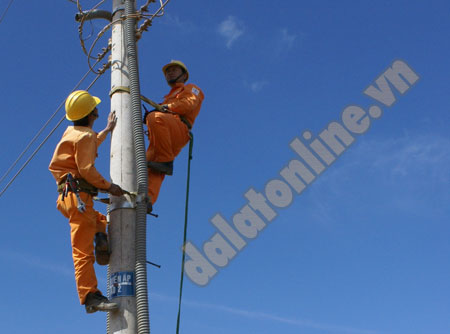 Gia cố hành lang lưới điện nông thôn nhằm đảm bảo an toàn lưới điện trong mùa mưa bão
