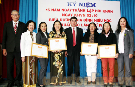 Đại diện lãnh đạo TP Đà Lạt trao giấy khen cho các gia đình hiếu học xuất sắc