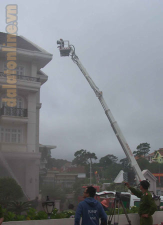 Hỏa hoạn xảy ra tại Khách sạn Sammy Đà Lạt, lực lượng chữa cháy chuyên nghiệp phối hợp với lực lượng chữa cháy tại chỗ dập lửa
