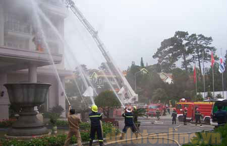 Lực lượng chữa cháy chuyên nghiệp phối hợp với lực lượng chữa cháy tại chỗ dập lửa.