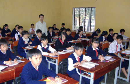 Thầy và trò khối THCS Trường Phan Bội Châu đang say sưa giảng dạy và học tập