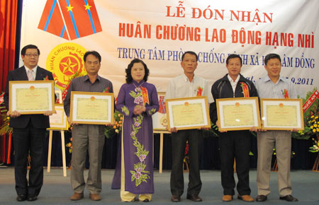 Phó GS - Tiến sỹ Nguyễn Thị Xuyên tạng bang khen của Bộ Y tế cho 5 tỉnh xuất sắc