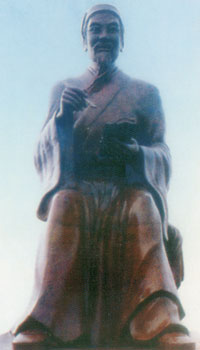 Tượng Danh nhân văn hoá Nguyễn Bỉnh Khiêm (cao 5,7m, nặng 8,5 tấn) bằng chất liệu đá granít đúc - tượng trong tư thế ngồi, tay cầm bút, tay cầm sách trầm tư về nhân tình thế thái.