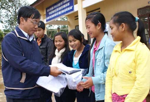  Đại diện công ty CP Dịch vụ du lịch văn hoá Lang - Bian trao tặng đồng phục cho các em học sinh.