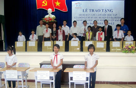 Tặng 100 bộ bàn ghế học tập cho học sinh nghèo hiếu học huyện Đạ Huoai