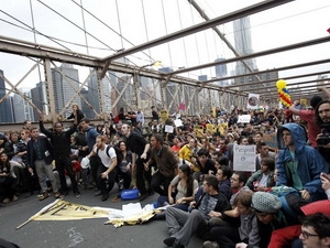 Người dân tập trung biểu tính trên cầu Brooklyn. (Nguồn: Reuters)