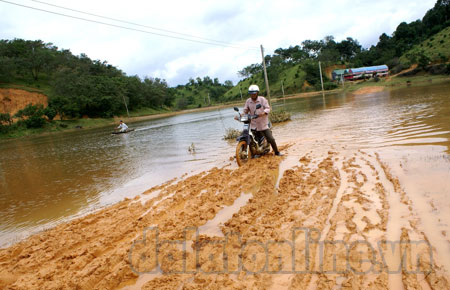 Đường từ thị trấn Đồng Nai vào xã Mỹ Lâm (huyện Cát Tiên) bị sình lầy, ngập nước nghiêm trọng.
