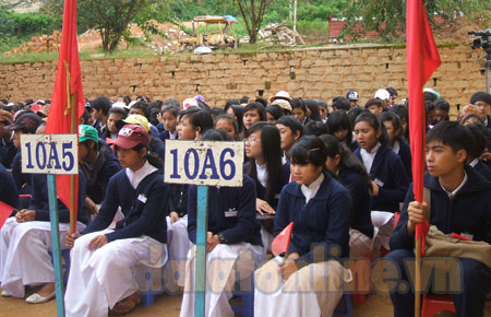 Học sinh trường THPT bán trú Lang Biang trong lễ khai giảng năm học mới 2011 - 2012