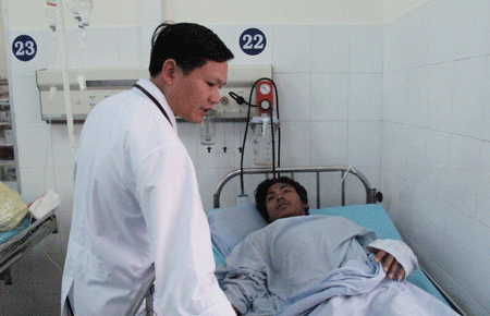 BS Đào Nguyên Triển, khoa Hồi sức tích cực chống độc BVĐK Lâm Đồng đang kiểm tra sức khoẻ cho bệnh nhân Ha Nghin, 1 trong 2 người sống sót từ cuộc nhậu uống rượu thuốc 3 người tử vong. 