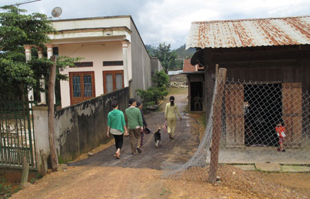 Ngõ xóm ở thôn Thanh Bình (Phi Liêng) sạch đẹp hơn từ khi có mô hình “5 không, 3 sạch”
