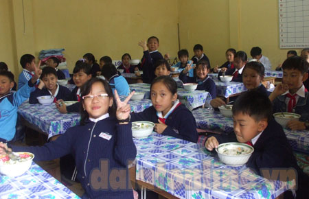 Bữa ăn trưa của học sinh Trường tiểu học Đoàn Thị Điểm Đà Lạt