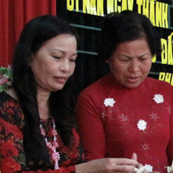 Chị Phan Thị Kim Huệ (bìa trái)