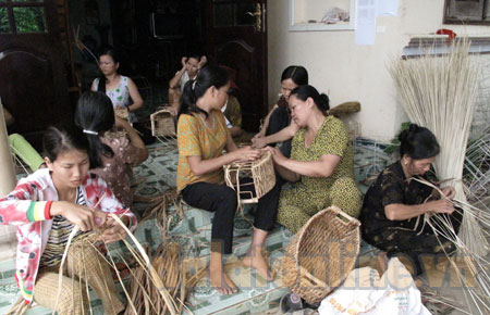 Một điểm dạy nghề đan mây tre miễn phí cho phụ nữ ở Quốc Oai - Đạ Tẻh. Ảnh: DH