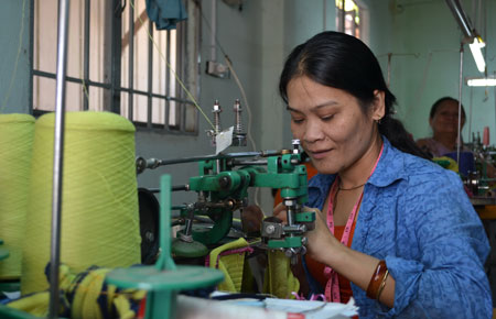 Chị Nguyễn Thị Phượng bị khiếm thính nhưng luôn học hỏi và hướng dẫn công việc việc cho chị em khuyết tật khác