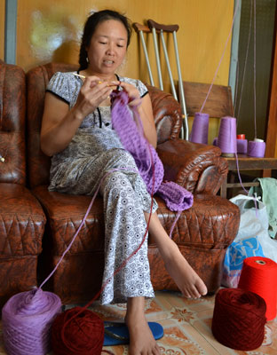 Có những chị em không có điều kiện đến CLB các chị nhận hàng về nhà gia công (Nguyễn Thị Ngọc Bích - thôn An Ninh, Liên Hiệp)