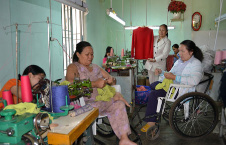 Chị Đèo Năng Quynh – Chủ nhiệm Hợp tác xã Vươn Lên trao đổi mẫu áo mới cho các chị em trong CLB