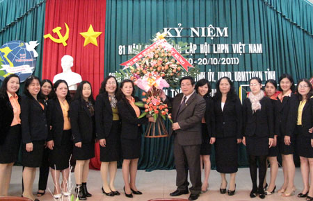 Đồng chí Huỳnh Đức Hoà –Bí thư Tỉnh uỷ tặng hoa chúc mừng tập thể cán bộ hội viên Hội LHPN tỉnh nhân Ngày Phụ nữ VN (20/10)