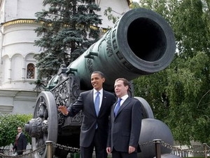 Tổng thống Nga Dmitry Medvedev và Tổng thống Mỹ Barack Obama bên một khẩu thần công tại điện Kremlin (Nguồn: Getty Images)