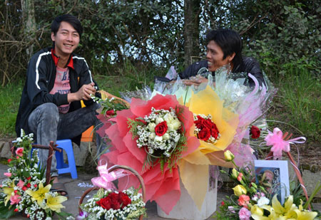 Rộn ràng chợ hoa của sinh viên Đà Lạt